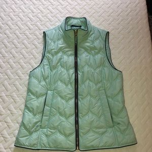Vineyard vines mint vest!